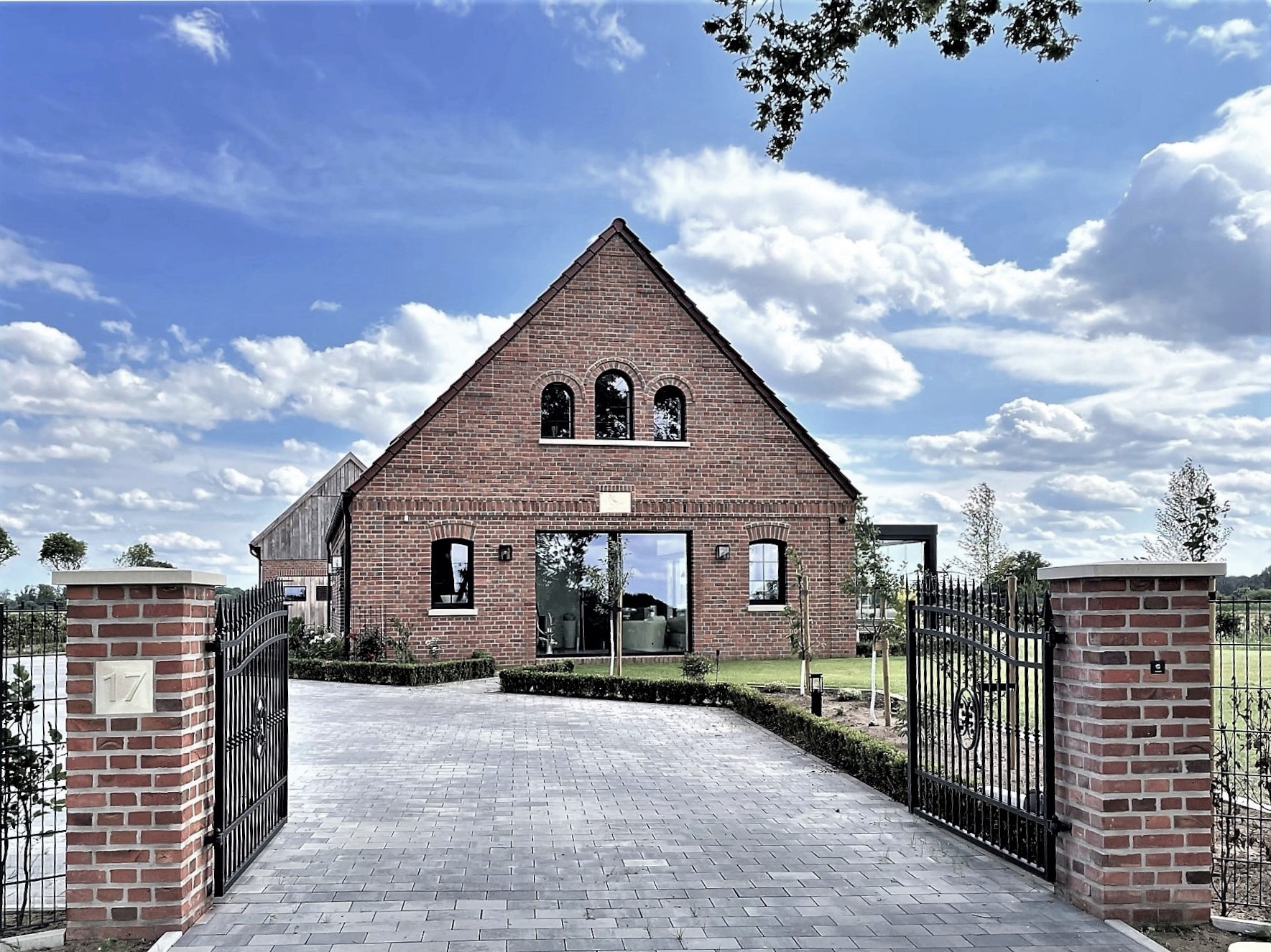 Sanierung Wohnhaus und Scheune Aussenbereich, münsterländischer Stil Landhaus aussen Modernes Landhaus Landhausstil