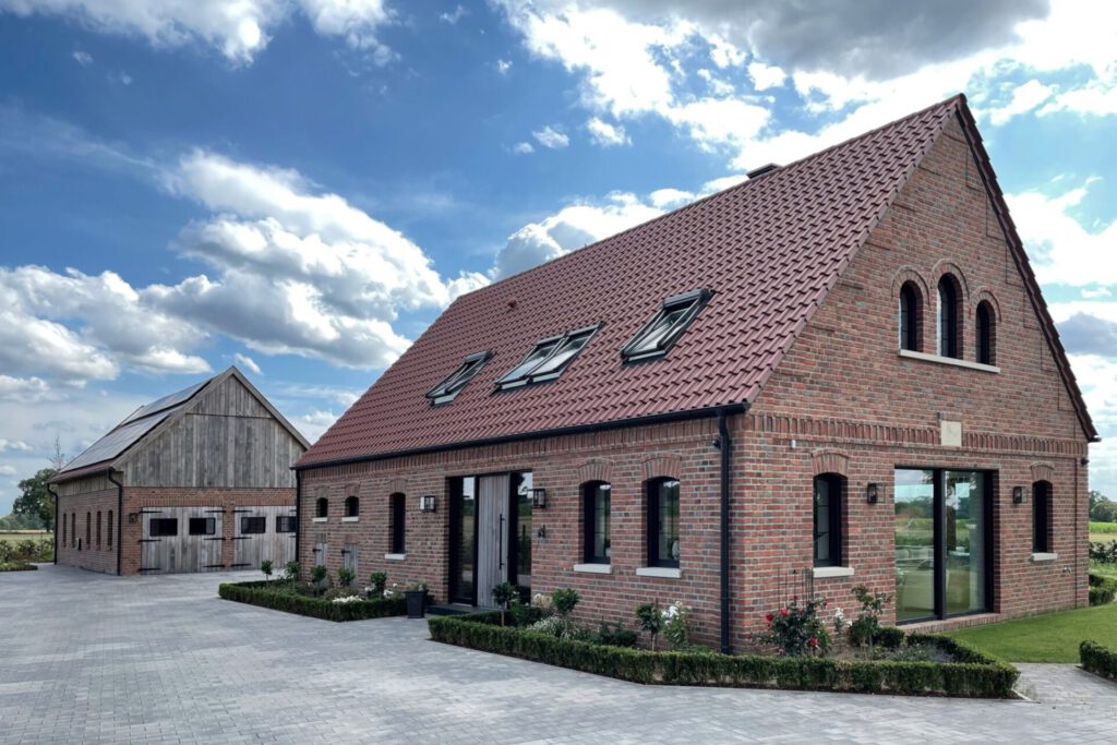 Sanierung Wohnhaus und Scheune Aussenbereich, münsterländischer Stil Landhaus aussen Modernes Landhaus Landhausstil